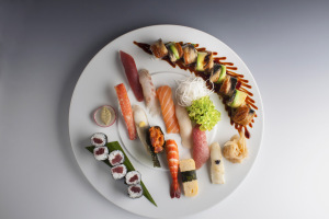 Sushi set – nigiri, hosomaki, Dragon roll : Noritada Saito : KOISHI – fish & sushi restaurant