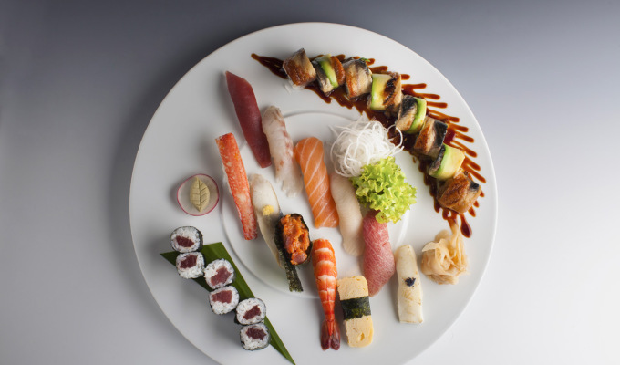 Sushi set – nigiri, hosomaki, Dragon roll : Noritada Saito : KOISHI – fish & sushi restaurant