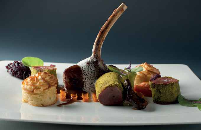 Grilovaná kotletka a svíčková sous-vide při 60° v pistáciovém prachu, podávaná s bramborovým suflé, smrži, cibulovou marmeládou a zvěřinovým jus : Lukáš Čížek