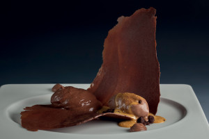 Horký čokoládový mousse, zmrzlina z tmavé čokolády, karamelová pěna s mořskou solí, želé z hořké čokolády, kakaová drobenka : Marco Pilloni & Petr Kunc