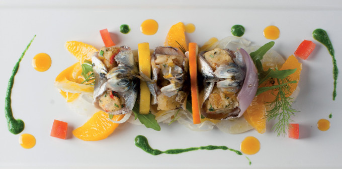 Sardinky beccafi co s rozinkami, piniovými oříšky a sýrem caciocavallo, salát z červených pomerančů a fenyklu : Sebastiano Spriveri